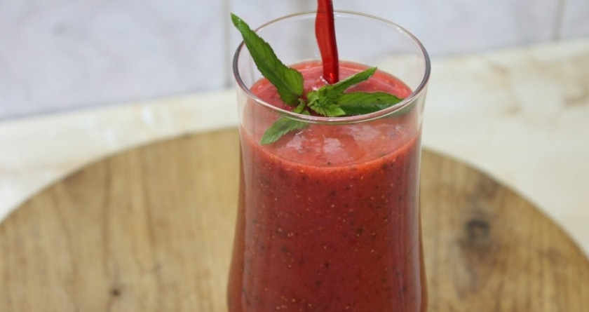 1. Этап. Смузи из клубники: 5. Готовый смузи переливаю в стакан, украшаю веточкой мяты и подаю к столу. Напиток получается ароматным и витаминным. Приятного аппетита!