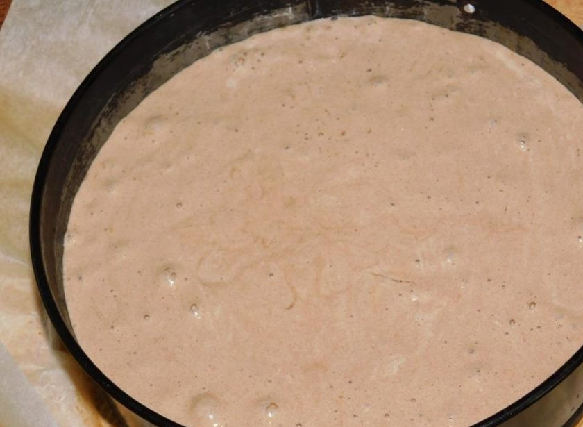 1. Этап. Шоколадно-вишневый торт со сливками: Тесто вылейте в форму для выпечки и поставьте в духовку при 180С. Испеките бисквит. Остудите и разрежьте на 3 коржа.