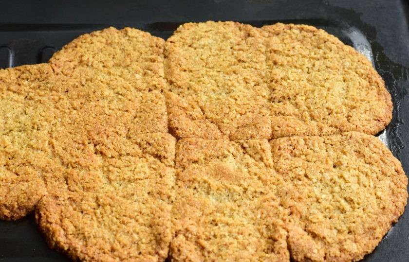 1. Этап. Овсяное песочное печенье: Отправьте печенье в разогретую до 190 градусов духовку на 15 минут.