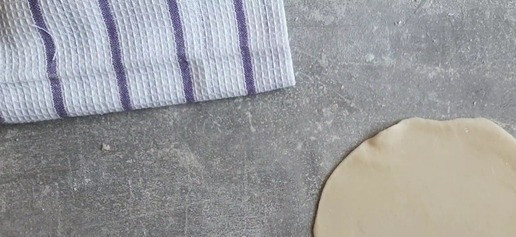 1. Этап. Чебуреки на заварном тесте: Раскатываем тесто.