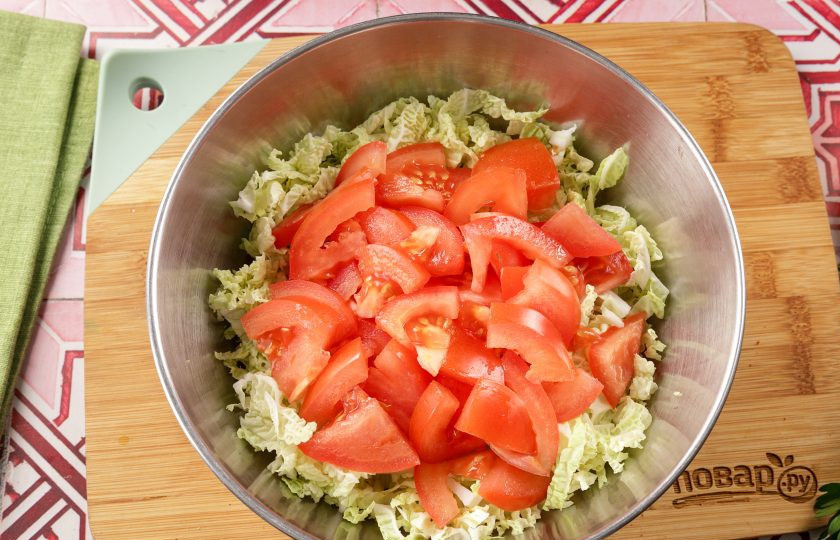 1. Этап. Салат с курицей, помидором и пекинской капустой: Помидор нарежьте дольками.