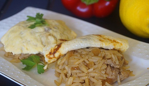 1. Этап. Рис с курицей по мотивам омлета Оякодон: Приготовить тонкие омлеты из взбитых яиц. Рис разложить в пиалы, которые затем перевернуть на блюдо, убрать пиалы. Накрыть рис омлетом и подать к столу. Приятного аппетита!