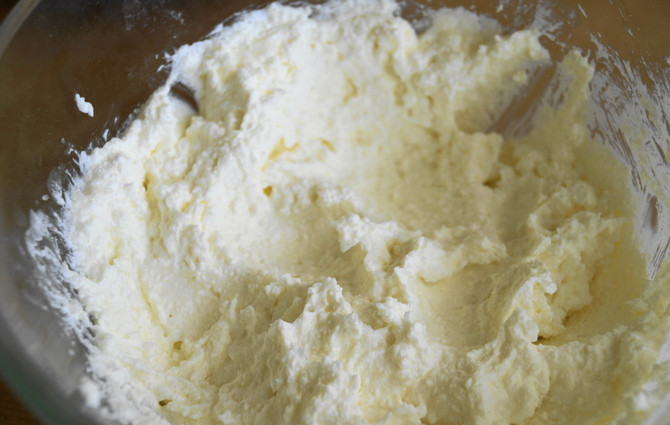 1. Этап. Тонкие блинчики с творогом: Тщательно перемешиваем творог с сахаром, ванилином и сметаной.