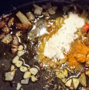 1. Этап. Бомбейское карри из манго и нута: В глубокий казан на среднем огне готовить лук, кинзу, 1 перец красный жгучий в течение 8 минут, регулярно помешивая. Затем добавить чеснок, муку, гарам масала, куркуму и готовить ещё минуту.