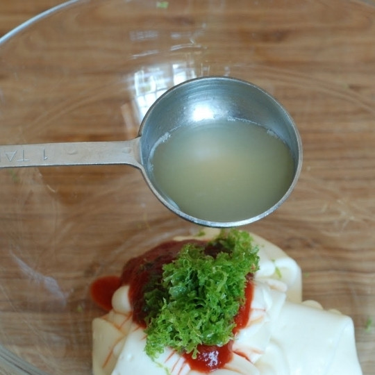 1. Этап. Закуска к пиву из картофеля: Тем временем приготовим соус. Для этого в мисочке смешаем майонез, острый кетчуп (или какую-нибудь красную острую пасту), цедру одного лайма и столовую ложку сока лайма. При желании, солим и перчим.