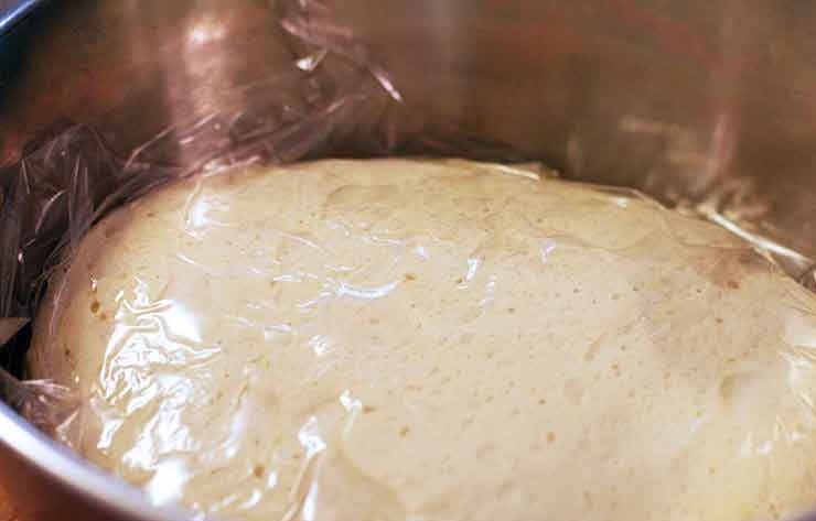 1. Этап. Пицца в духовке: Готовый комок теста обмажьте растительным маслом, затяните пленкой и оствьте на час-полтора, чтобы оно поднялось.