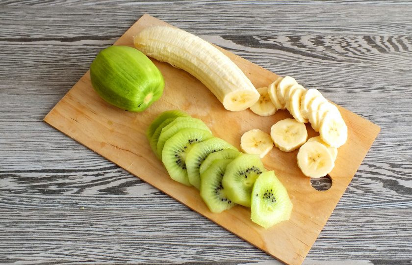 1. Этап. Пирог с бананами и киви: Очистите от кожуры киви и банан. Нарежьте фрукты тонкими кружочками.