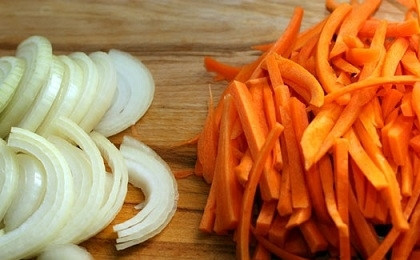 1. Этап. Плов с мясом в мультиварке: Овощи почистим и нарежем - лук полукольцами, морковь соломкой.