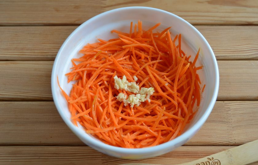 1. Этап. Морковь по-корейски (Корейская морковка): Давим чеснок в морковку.