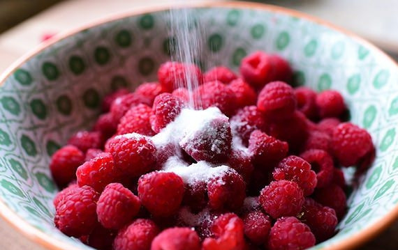 1. Этап. Малиновый фул: 1. В емкости перемешайте малину, сахар и ликер (или воду, если готовите для детей) и дайте малине постоять в течение 10-15 минут и выпустить сок.