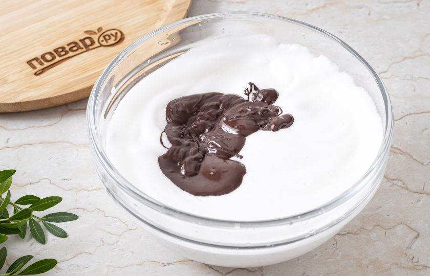 1. Этап. Мусс на аквафабе: Влейте растопленный шоколад в миску со взбитой аквафабой.