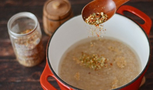 1. Этап. Дроблёная полба с морковью и луком: Добавьте по вкусу соль и любую приправу. У меня приправа из сушеных овощей - лук, морковь, перец, корень и зелень петрушки.