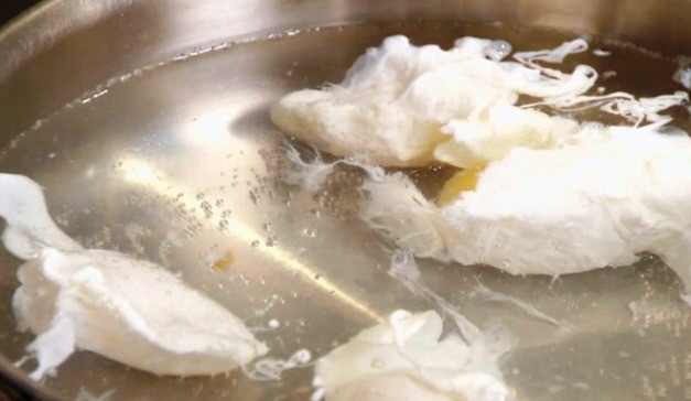 1. Этап. Салат с беконом и яйцом: 2. В глубокую сковороду наливаем воду, ждем, когда закипит и аккуратно в сковороду разбиваем яйца, варим 3 минуты. Готовые яйца выкладываем на бумажное полотенце.