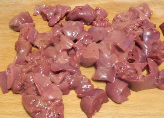 1. Этап. Нежный кекс с куриной печенью: 3. Печень промываем, очищаем от всего лишнего и нарезаем кубиками покрупнее.