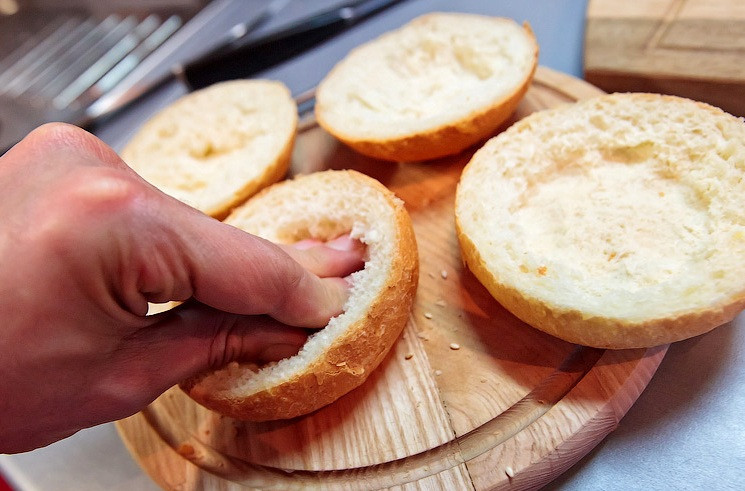 1. Этап. Бутерброды с шампиньонами и сыром: Булочки разрезаем пополам и аккуратно пальцами делаем вмятину в каждой половинке, в это углубление мы положим начинку.