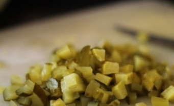 1. Этап. Салат Оливье с морковью: Огурцы измельчить. Если используете соленые - слейте жидкость, которая выделится из них при нарезке.