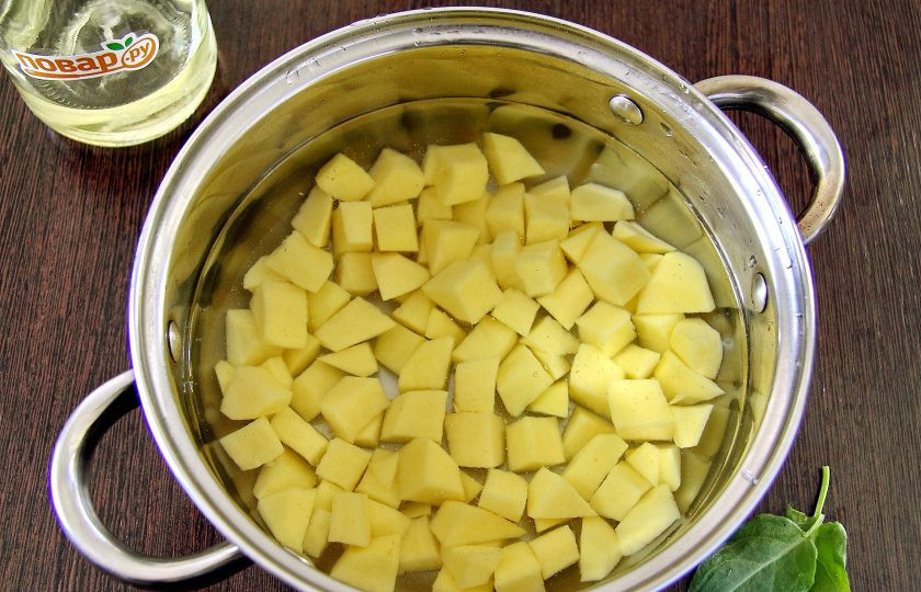 1. Этап. Летний суп с яйцом: Картофель очистите, нарежьте кубиками, залейте водой и поставьте на огонь. Варите до полной готовности.