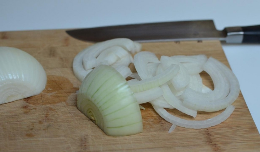 1. Этап. Свиные ребрышки запеченные с луком: Лук порезать полукольцами.