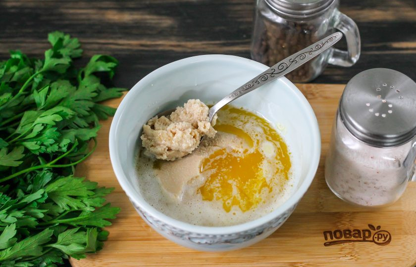 1. Этап. Икорное масло в домашних условиях: Выложите в остывшее масло икру трески. Такой ингредиент можно приобрести в консервах, в любом супермаркете или магазине. Можно использовать икру мойвы, других рыб, запечатанную в консервах. Свежую икру не используйте, она должна проходить термическую обработку или настаиваться в кислой жидкости три дня!