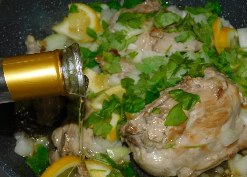 1. Этап. Кролик, тушенный с базиликом и лимоном: Добавьте немного вина.