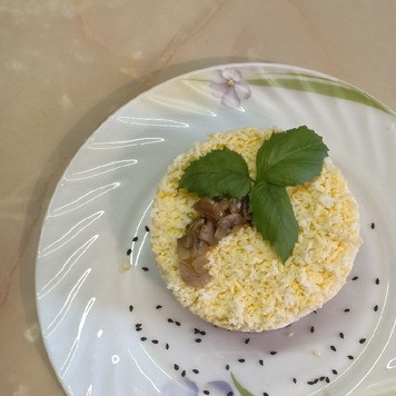 1. Этап. Салат Мария: Украсить салат по вкусу.