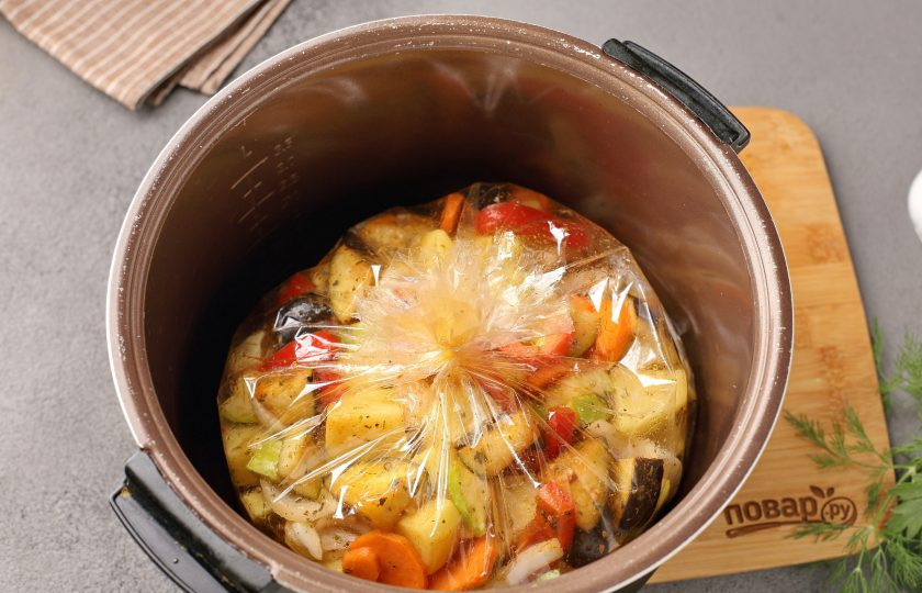 1. Этап. Запечённые овощи в мультиварке: Выложите рукав в чашу мультиварки, установите режим 