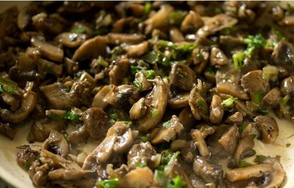 1. Этап. Горячие бутерброды с шампиньонами: Все хорошо перемешайте и снимите с огня.