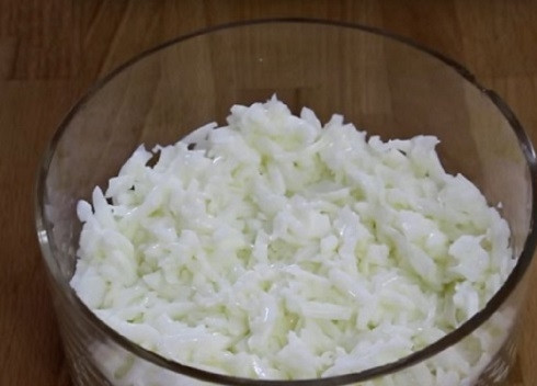 1. Этап. Салат из тунца и яиц: Отделяем белки от желтков и первым слоем в салатник выкладываем натертые на терке белки. Слегка смажем майонезом.