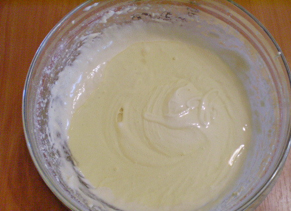 1. Этап. Морковный пирог на скорую руку: 4. Вводим в тесто растительное масло, взбиваем.