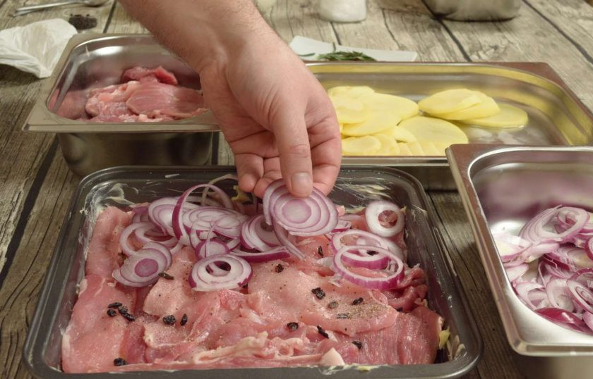 1. Этап. Французское мясо: 5. Выкладываем нарезанный кольцами лук, равномерно распределяя его по поверхности.