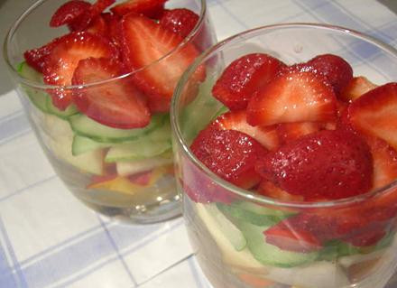 1. Этап. Салат с клубникой и огурцом: 4. Выложить все ингредиенты слоями в прозрачные стаканы.