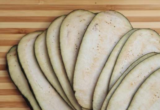 1. Этап. Салат с баклажанами и индейкой: Баклажаны помыть, нарезать тонкими слайсами.