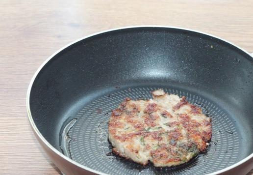 1. Этап. Дружбургер с котлетой и сыром: 4. Обжарить котлету на разогретом масле с двух сторон.