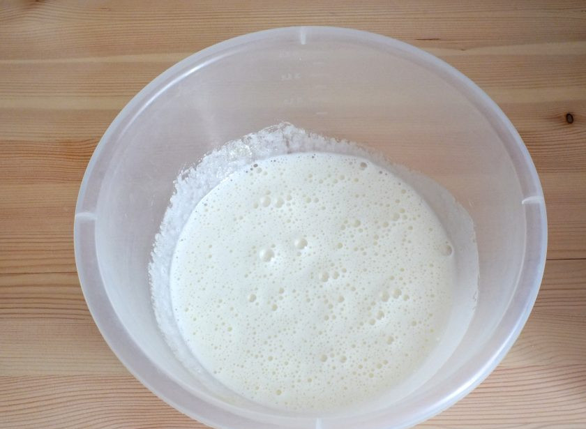 1. Этап. Морковный кекс со сметанно-лимонной пропиткой: В глубокой чаше взбейте яйца и 100 грамм сахара в пышную пену.