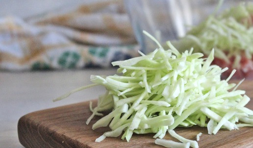 1. Этап. Голубцы «Необычные»: Капусту нарезать тоненькой соломкой, добавить в чашку с фаршем.