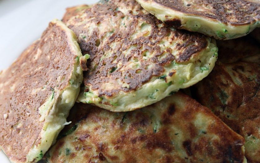 1. Этап. Оладьи из кабачка: 5. Переложите со сковороды на тарелку.