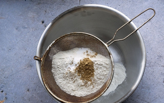 1. Этап. Имбирные пряники Праздник в доме: 1. В миску просейте муку, соду и имбирь, перемешайте.