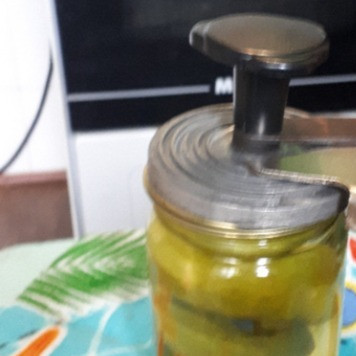 1. Этап. Огурцы маринованные: Сливаем воду из банки, добавляем нарезанный чеснок, заливаем кипящим маринадом и закатываем крышку. Банки переворачиваем крышкой вниз, накрываем чем-нибудь, что сохраняет тепло (одеяла, плед и др.)и оставляем так до полного остывания.