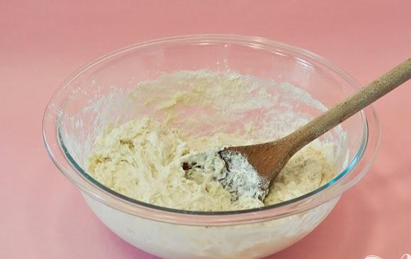 1. Этап. Булочки с корицей и пахтой: 2. Сделать тесто. Разогреть духовку до 220 градусов. Смазать форму для выпечки 1 столовой ложкой топленого масла. В средней миске смешать муку, сахар, разрыхлитель, соду и соль. Добавить пахту и 2 столовые ложки сливочного масла, размешать.