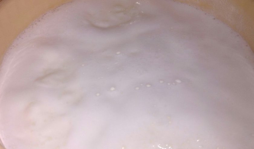 1. Этап. Суп молочный с вертушками: 2. Когда молоко закипит, всыпьте вертушки, посолите и добавьте сахар. Убавьте немного огонь и варите около 10 минут.