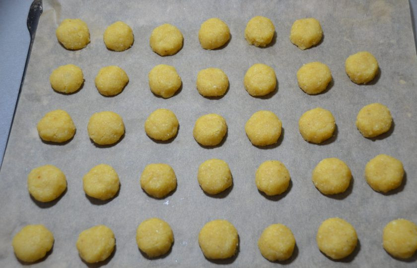 1. Этап. Итальянское печенье с миндалем: Из кружочков теста скатайте шарики и выложите на лист для выпекания.