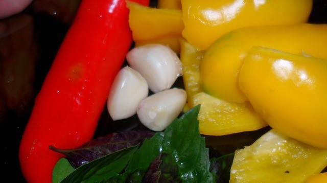 1. Этап. Аджика из крыжовника на зиму: 2. Перцы очищаем от семечек, разрезаем на части. Чеснок чистим, зелень моем и даем подсохнуть.