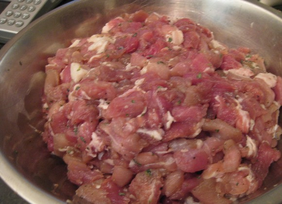 1. Этап. Английский пирог с мясом: Мясо моем и нарезаем на мелкие кубики. Бекон тоже нарезаем мелко. Смешиваем мясо с беконом, добавляем сухие или свежие ароматные травы, соль, перец, мускатный орех. Перемешиваем.