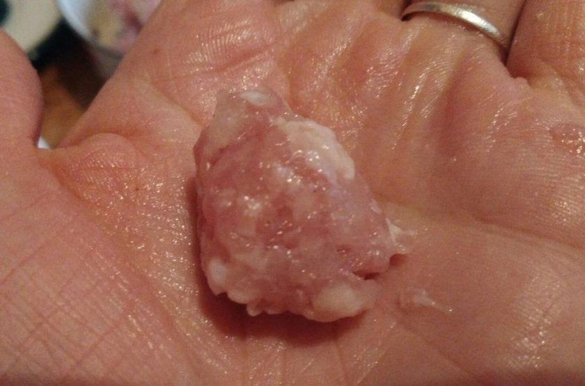 1. Этап. Суп с куриными фрикадельками и овощами: 3. Добавьте в фарш мелко нарезанный лук, соль и специи по вкусу. Формируйте при помощи руки и чайной ложки небольшие фрикадельки.