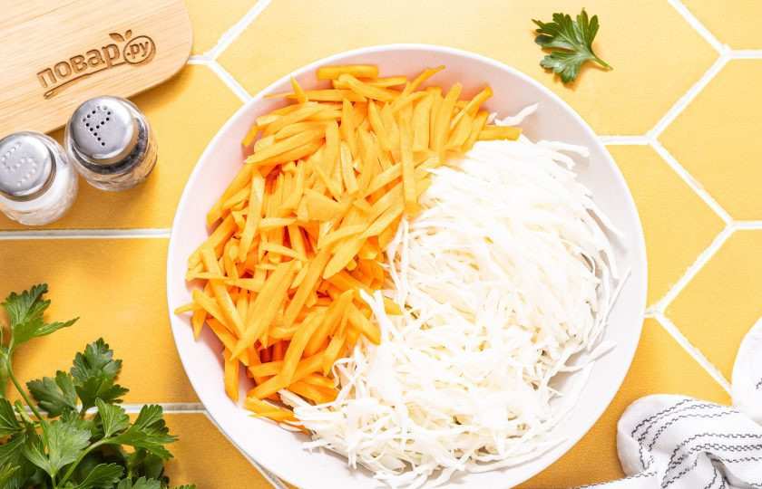 1. Этап. Салат Осенний на зиму: Капусту тонко нашинкуйте. Морковь очистите, натрите на терке. Я использую терку для моркови по-корейски.