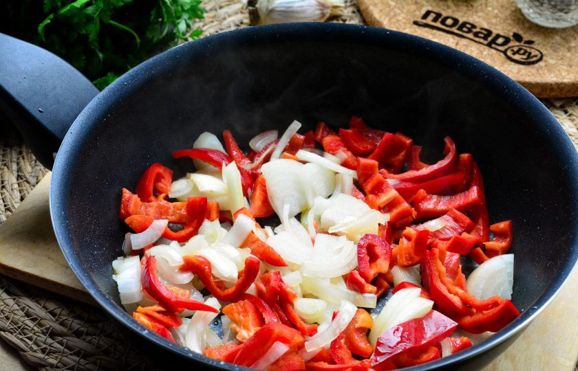 1. Этап. Овощное рагу Рататуй: Сковороду также слегка смажьте маслом и пассеруйте лук с перцем пару минут.