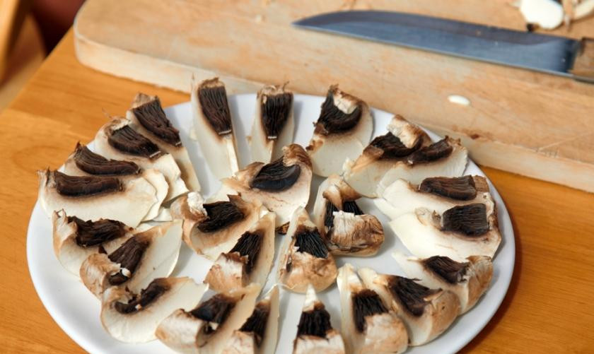 1. Этап. Шампиньоны с красной икрой: Выкладываем шампиньоны на блюдо для закуски.