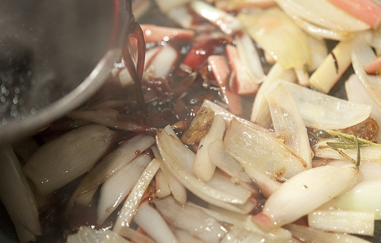 1. Этап. Каре из баранины: Еще через пару минут вливаем соус и увариваем до нужной консистенции соуса на медленном огне.