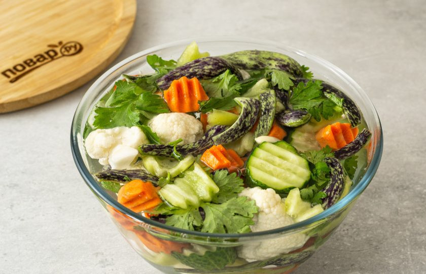 1. Этап. Армянские соленья: Влейте получившийся рассол в миску.