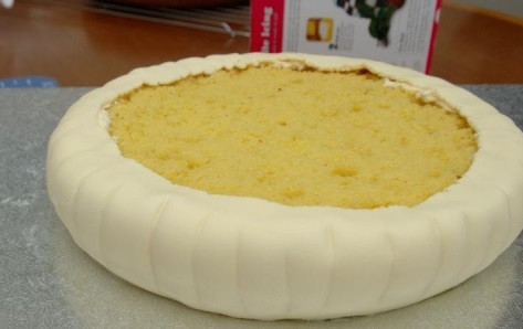 1. Этап. Торт Гамбургер: 3. На краях булочки нужно сделать небольшие полосочки. Довольно удобно это сделать с помощью зубочистки.